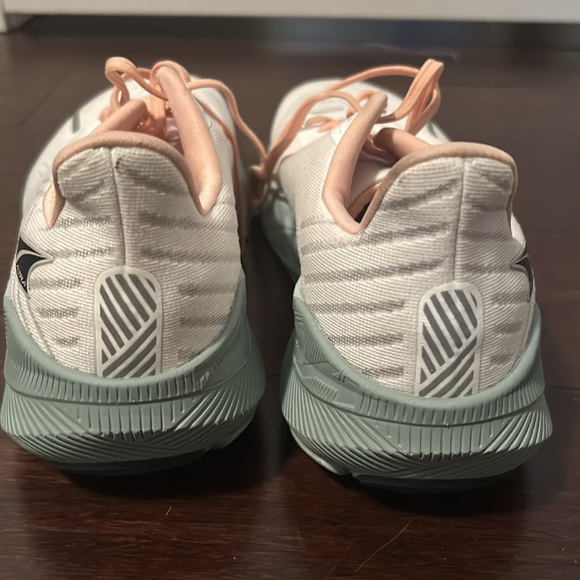 Women’s Altra FWD Experience white/gray size 11 with some dirt but lightly used - Picture 3 of 4